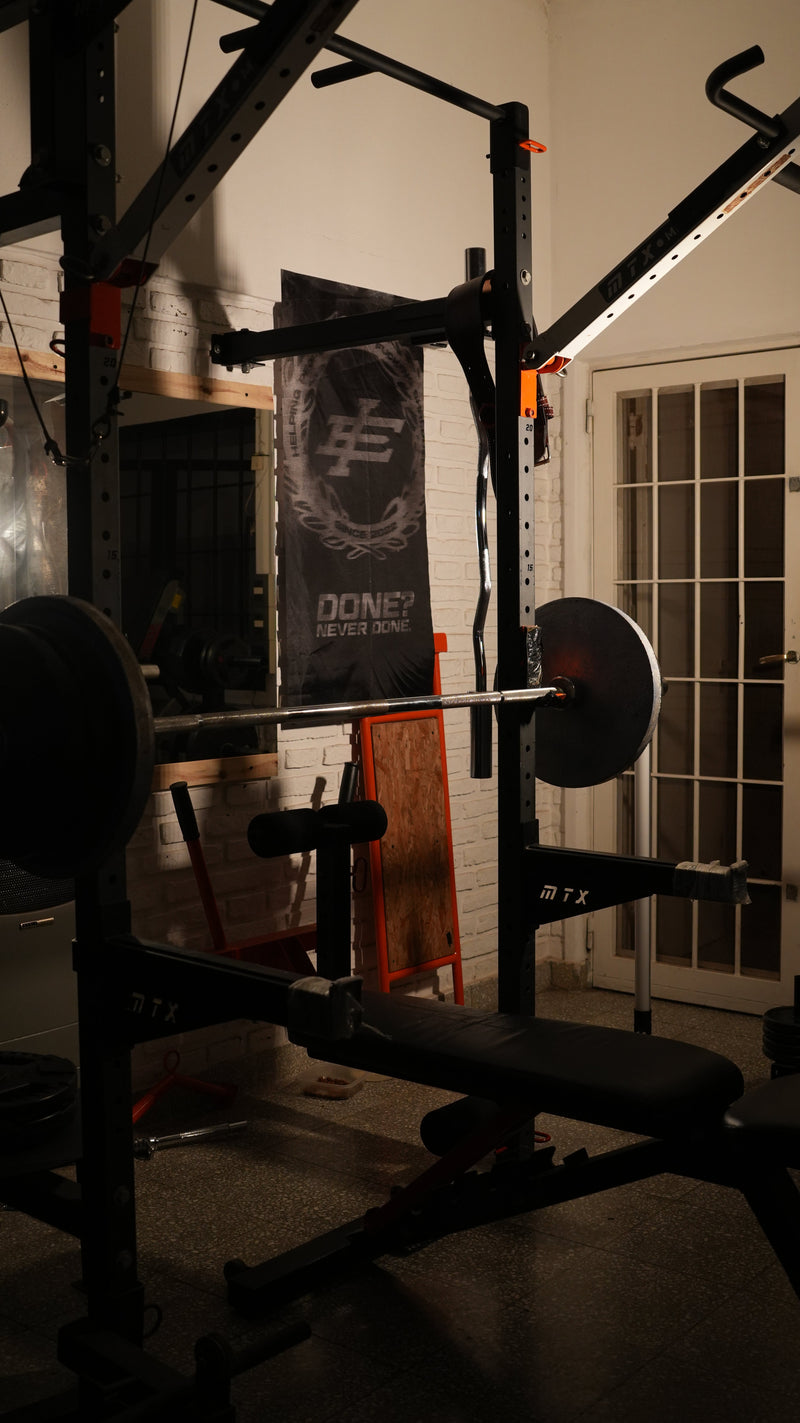 Never Done. — Banner en el rack, de noche