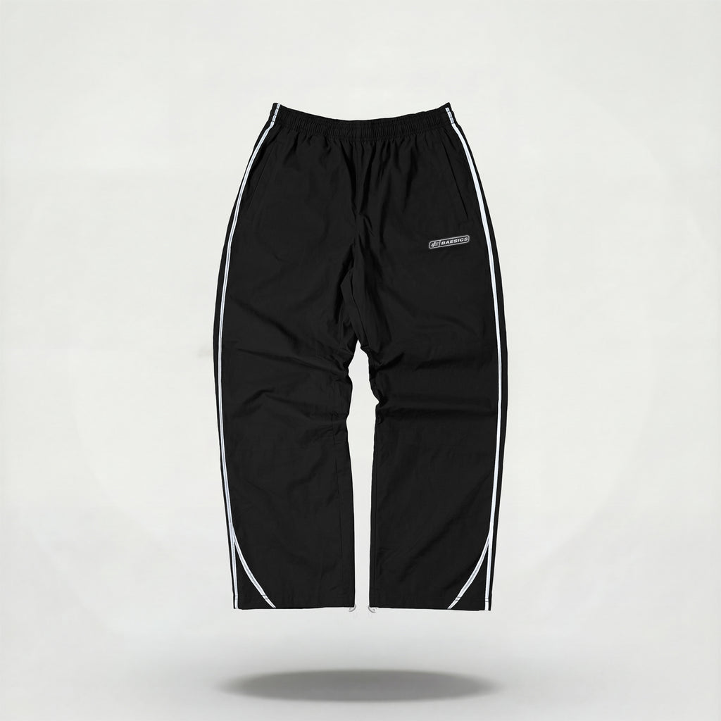 Trackpant V2 negro BAESICS - vista frontal del pantalon parachute