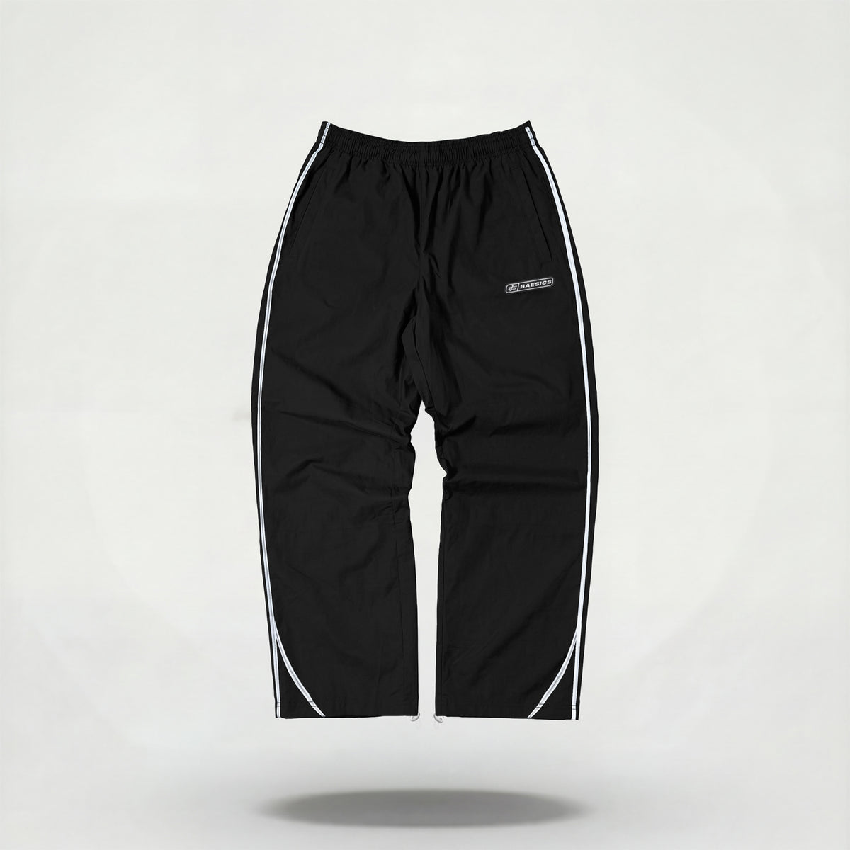 Trackpant V2 negro BAESICS - vista frontal del pantalon parachute