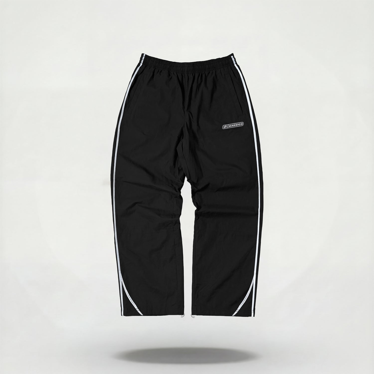 Trackpant V2 negro BAESICS - vista frontal del pantalon parachute